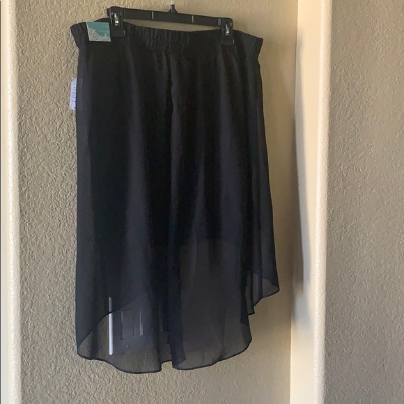 Black shirt in front, longer in the back skirt NEW - Picture 2 of 2